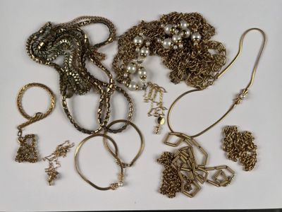 de nombreux bijoux en or disposés sur une assiette blanche