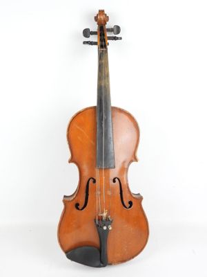 un vieux violon assis sur une surface blanche avec un fond blanc