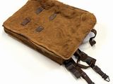 sac à dos en cuir et toile avec des sangles, sur fond blanc