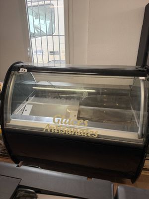 une vitrine en verre contenant un gâteau