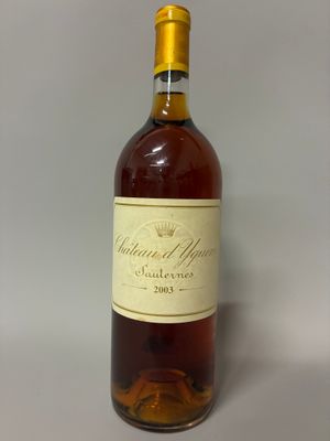 gros plan d'une bouteille de vin posée sur une table