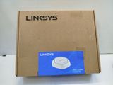 La boîte du routeur sans fil Linksys est ouverte sur la table.