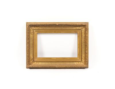un cadre photo doré sur fond blanc