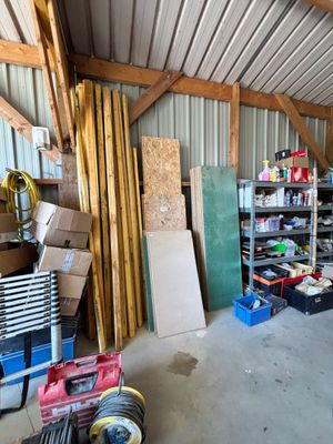 un garage rempli de cartons et d'outils
