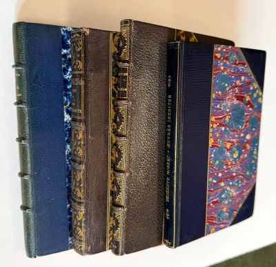 plusieurs livres sont alignés sur une étagère