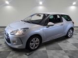 la petite voiture argentée est garée sur un carrelage à carreaux
