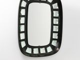 miroir rectangulaire avec un cadre noir et un fond blanc