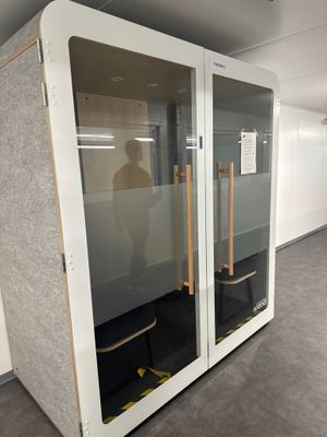 une pièce avec une porte vitrée et une chaise à l'intérieur