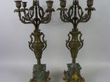 paire de candélabres anciens en laiton avec socle en marbre vert