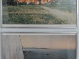 deux tableaux accrochés au mur d'un immeuble