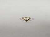 une bague en or avec une pierre verte au centre