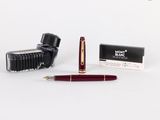 une image représentant un stylo plume et un stylo à bille roulante posés l'un à côté de l'autre sur une surface blanche