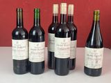 plusieurs bouteilles de vin sont alignées sur une table