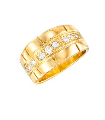 une bague en or jaune avec des diamants sur fond blanc