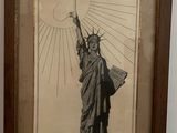 une vieille photo de la statue de la Liberté tenant un parapluie
