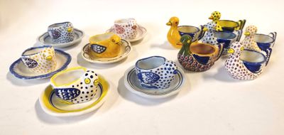 de nombreux types de tasses à thé et de soucoupes sur la table
