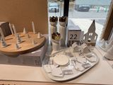 beaucoup d'articles sur le comptoir du magasin