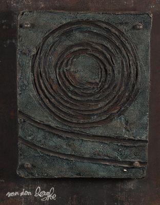 une image d'un gros plan d'un objet métallique sur une table