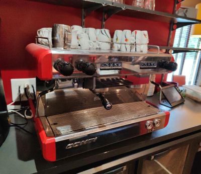 une photo d'une machine à café dans un café