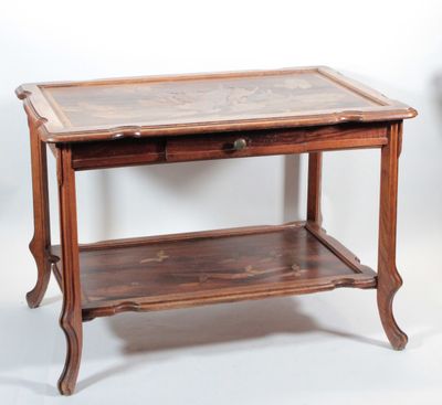 une table en bois avec un plateau en verre sur fond blanc