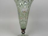 un vase en verre posé sur une table