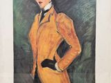 une image représentant un tableau d'une femme vêtue d'un manteau jaune