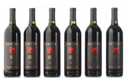 six bouteilles de vin sont alignées dans une rangée