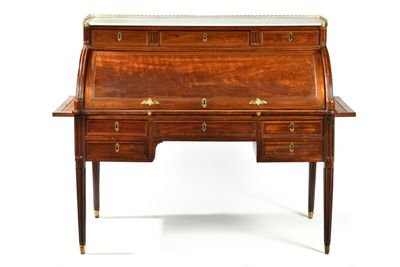 un bureau ancien à deux tiroirs et doté d'un plateau en marbre