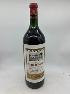 bouteille de vin rouge sur une table blanche sur fond blanc