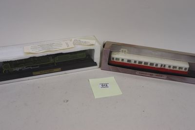 une boîte contenant un petit train et une boîte sur laquelle est collé un autocollant