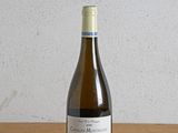 une bouteille de vin posée sur une table