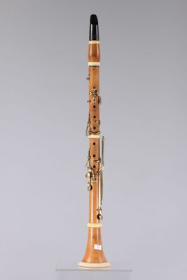 un basson en bois orné de notes de musique
