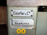 a machine that is sitting on the floor in the room