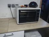 un micro-ondes posé sur un comptoir dans une cuisine