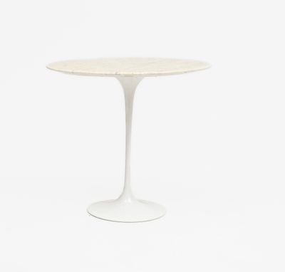 une table blanche avec un plateau en marbre sur fond blanc
