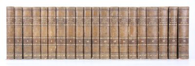 une image représentant une rangée de vieux livres empilés les uns sur les autres
