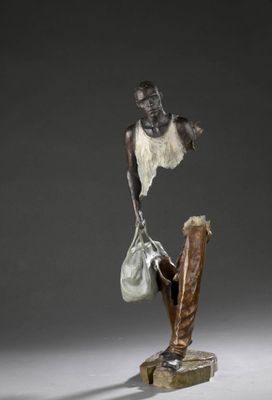 sculpture en bronze représentant une femme tenant un sac posé sur un morceau de bois