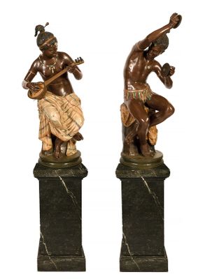 233 Important paire de sculptures en fonte polychrome à déco…