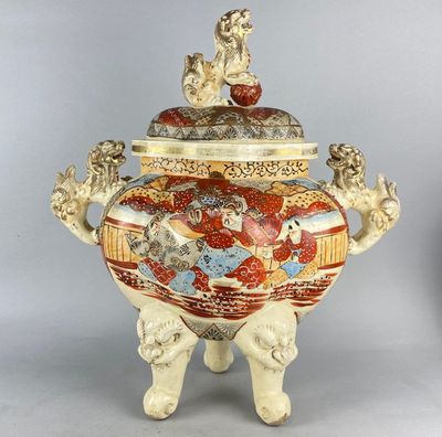 un vase muni d'un couvercle orné d'un oiseau