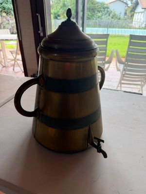 une cafetière posée sur un plan de travail devant une fenêtre
