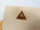 une boîte sur laquelle sont collés un bout de papier et un autocollant