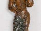 statue en bronze représentant une femme portant la main à son visage