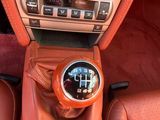 une photo du tableau de bord d'une voiture avec un autocollant représentant un pignon