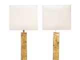 une paire de lampes de table en laiton et en verre, avec un abat-jour blanc