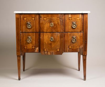 une commode ancienne avec dessus en marbre et poignées en laiton