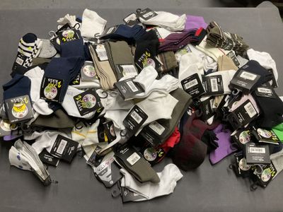 une pile de vêtements sur une table