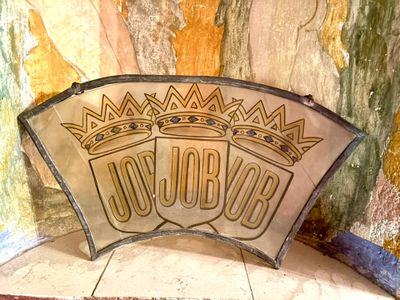 une photo d'un panneau sur lequel on peut lire « jojobo », orné de couronnes