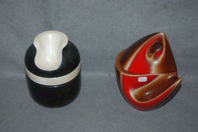 deux vases posés l'un à côté de l'autre sur une table