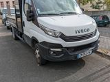 un camion blanc garé sur le bord de la route