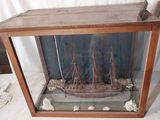 une maquette de bateau dans une vitrine